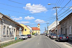 Utcakép, háttérben a Szent János-templom