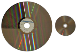 Srovnání velikosti Laserdiscu (vlevo) a DVD (vpravo)