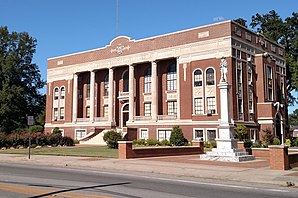 Lonoke County Courthouse (2015). Das 1928 fertiggestellte Courthouse ist seit Juni 1982 im NRHP eingetragen.[1]