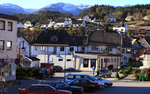 Foto einer Straße und Häusern an einem Hang in bergiger Umgebung