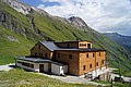 NW-Seite der Lucknerhütte mit Blick zu Medelscharte & -spitze.