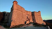 Le Fort du Mont Alban à Nice. Face est éclairée au lever du Soleil.