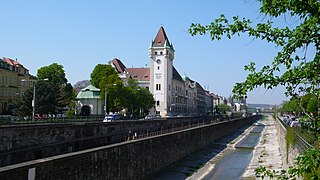 Construite en 1912/1913 la mairie des 13e et 14e arrondissements est située sur le quai de Hietzing. Entre elle et la rivière Vienne, circule la ligne de métro U4.