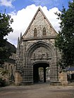 Porche du cimetière, ancienne porte de l'église de l'abbaye Notre-Dame de Daoulas.