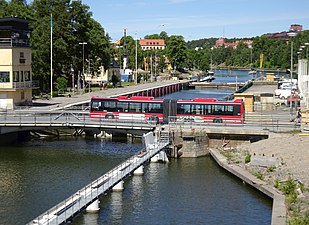 Stadsbuss på väg över Södertälje sluss.