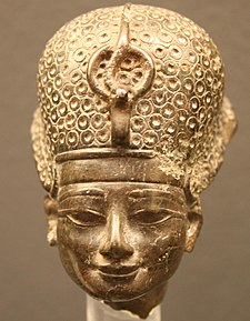 Hlava Thutmose IV. s modrou korunou. 18. dynastie. Státní muzeum egyptského umění, Mnichov.