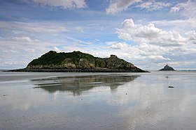 Tombelaine (à gauche) et le mont Saint-Michel (à droite) vus depuis la baie.