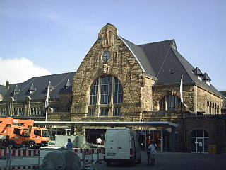 Empfangsgebäude und Vorplatz in der Umbauphase, Juli 2006