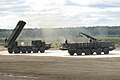 Un BM-30 de l'armée russe, à gauche, avec son véhicule tandem de rechargement, à droite.