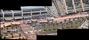 Composition de photographies en couleur montrant une foule de badauds et véhicules devant un bâtiment vitré.