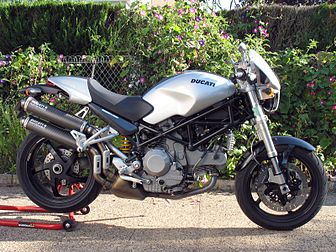 Una motò Ducati Monster S2R1000. (definicion vertadièra 1 600 × 1 200)