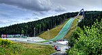 Un tremplin de saut à ski en été