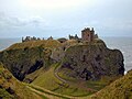 Festninga Dunnottar i Mearns i Skottland er eitt av dei beste festningsverka i Storbritannia. Staden var i bruk gjennom heile høgmellomalderen, og festninga sjølv kan daterast tilbake til 1200-talet.