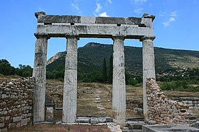 Ruiny Messéné, v pozadi hora Ithomi