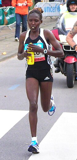 Op weg naar haar overwinning bij de marathon van Amsterdam in 2008.