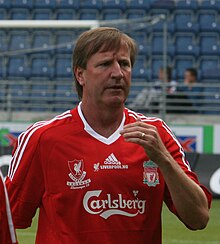 Portrait large de Ronnie Whelan portant le maillot du Liverpool Football Club pour lequel il a évolué lors de sa carrière de footballeur.