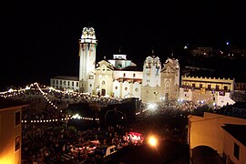 Exterior de la basílica, la noche de la peregrinación a Candelaria