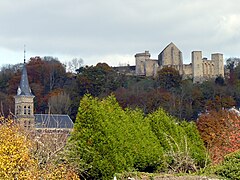 Église Saint-Martin et château de la Madeleine.