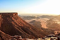 Desert setting with a plateau with steep slopes