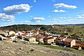 Vista parcial (meridional) del caserío de Pajarón (Cuenca), dende'l cuetu del castiellu (2017).