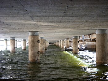 Vänstra bild: Södra brodelens stålkonstruktion, vy mot norr. Hörgra bild: Norra brodelens betongkonstruktion, vy mot syd.