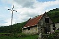 Croix de fer et grange avec pignon typique "à pas d'oiseau".