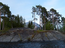 Канозеро. Остров Каменный (Скалистый). Скалы с петроглифами и куполом над ними.