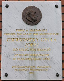 Obersovszky Gyula emléktáblája egykori lakhelyén, a Keszkenő utca 35. szám alatt