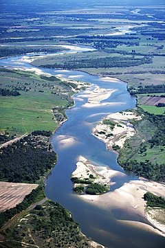 Red River set mod øst, nord for Bonham i Texas: Texas er til højre, Oklahoma til venstre, og grænsen mellem de to stater går langs sydbredden (højre) af floden.