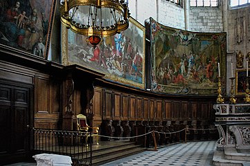 Cathèdre de l’évêque, stalles et tapisseries.