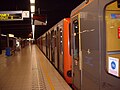 Metrostel aan perron in afwachting voor vertrek.