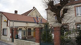 The town hall (mairie, to the right in the picture) and the post office in Chouilly