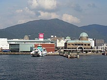 呉中央桟橋（海上側） 桟橋の他、呉市海事歴史科学館（大和ミュージアム）やゆめタウン、背後に灰ヶ峰が見える