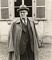 Ernest de Ganay (1880–1963) devant sa maison natale, l'ancienne abbaye de Bellevaux, commune de Cirey-lès-Bellevaux.