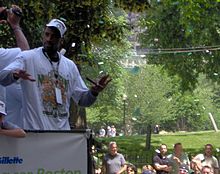 Leon Powe (à gauche) sur le bus des Celtics de Boston pour célébrer le titre de champion NBA dans la ville de Boston.