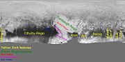 新视野号的冥王星地表图，附带一些地表特征的（非正式）名称[156]