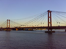 De brug Puente Colgante Ing. Marcial Candioti over de rivier de Laguna Setúbal