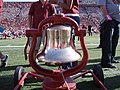 La Victory Bell détenue par l'USC et son support en carmin.