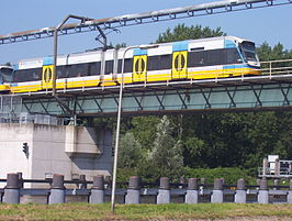 Twee A32-trams op de brug over de Gouwe