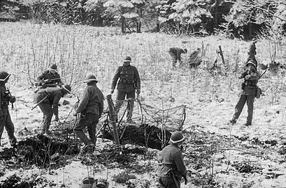 Mise en place de lance-mines 8,1 cm 1933 pendant des manœuvres en 1955.