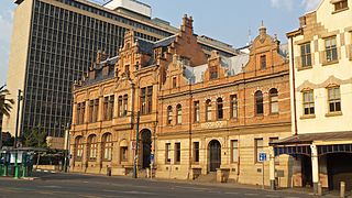 L'ex-banque et l'ex-chambre des lois. En arrière plan, le bâtiment de l'administration du Transvaal (construit en 1966, inoccupé depuis 1994)