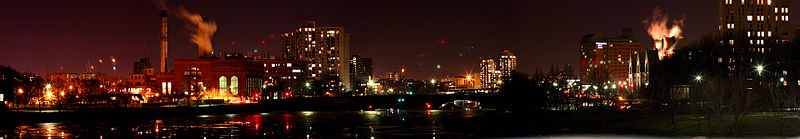 Panorama notturno di Cambridge sul fiume Charles