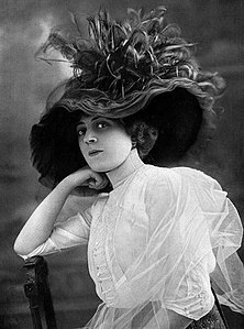 La danseuse Ida Rubinstein pose avec un chapeau de chez Lenthéric (1912).