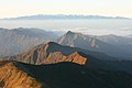 大朝日岳より望む祝瓶山（中央）と飯豊連峰（奥）