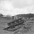 Tank Sherman využívající k překonání překážky Churchillův „oblouk“