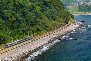 伊豆急行線を走行する8000系電車 （2021年8月 伊豆稲取駅 - 今井浜海岸駅間）