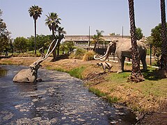 Réplicas de mastodontes en los pozos.