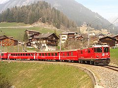 Ge 4/4 II no 623 quittant la gare de Langwies (ligne Coire-Arosa, canton des Grisons).