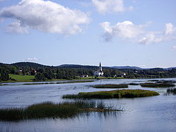 Vy mot Fränsta med Torps kyrka i blickfånget.