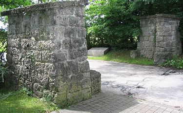 Entrada al antiguo cuartel de artillería antiaérea Stephanskirchen, hoy parte del distrito Haidholzen (Foto 2009)